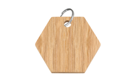 Zeshoekige houten kattenpenning met gladde niet-giftige afwerking en zilveren splitring, personaliseerbaar met naam en details.